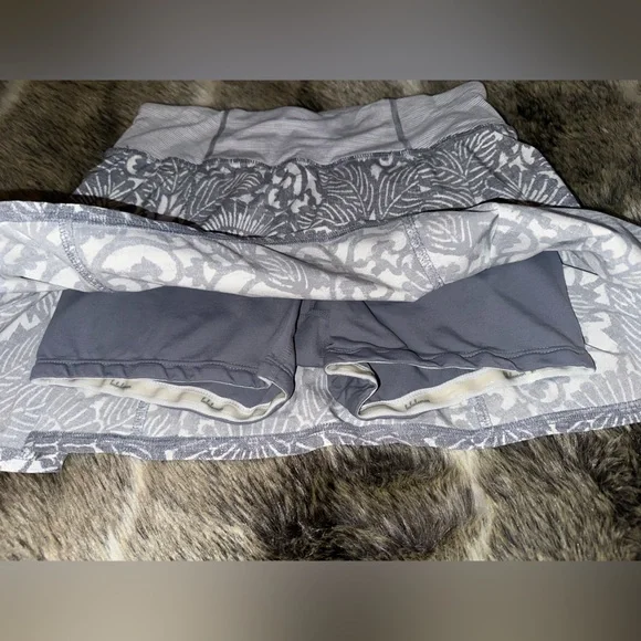 Lululemon 2 Floral Gray shorts Skirt tennis Run In The Sun Beachy Floral White - Picture 6 of 10